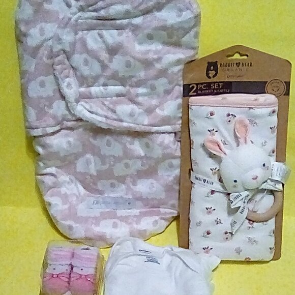 Baby shower pink bundle Swaddle, Alice & Oliver Rabbit blanket & onesies - Picture 1 of 8